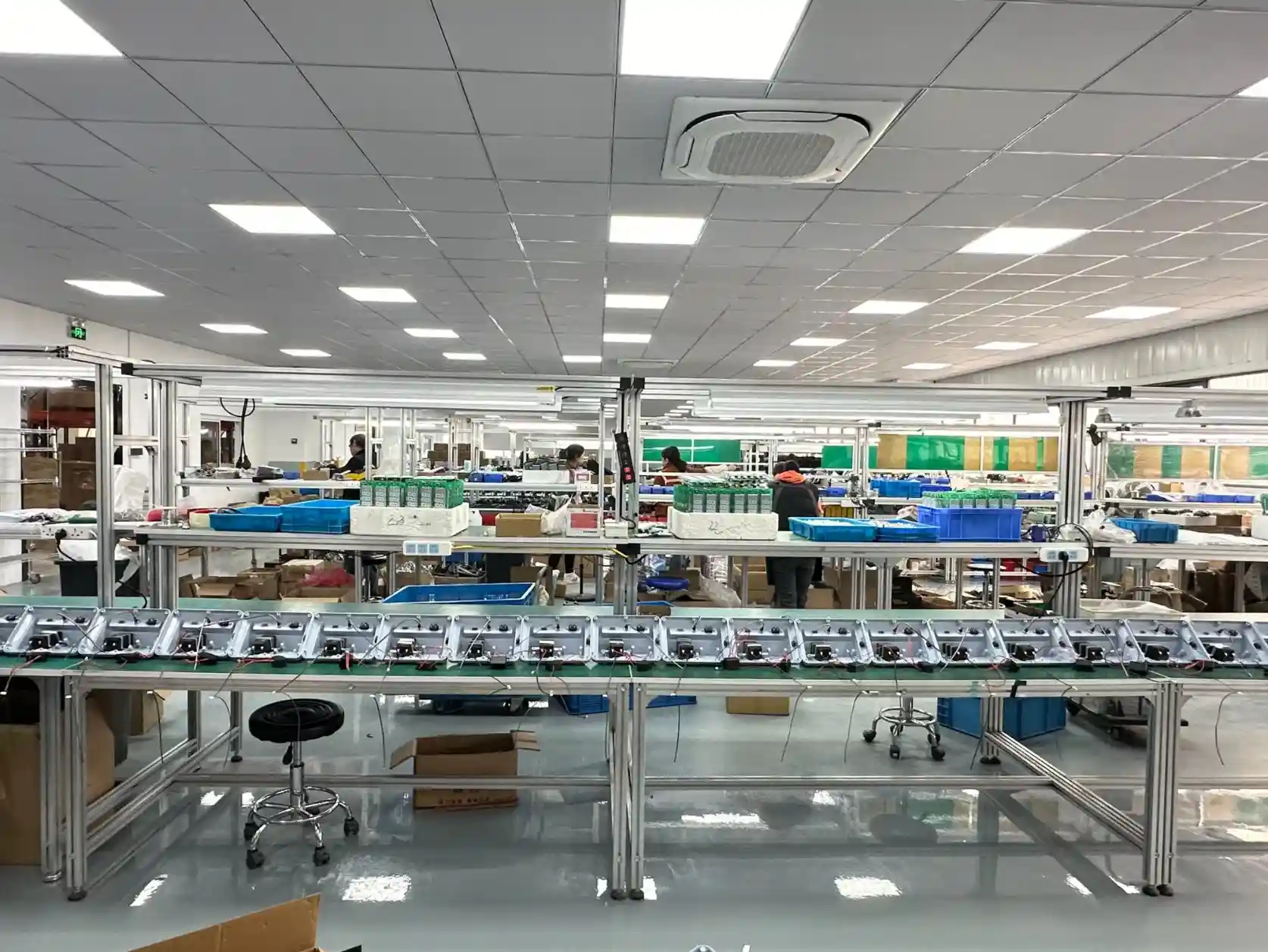 Linha de montagem automatizada garantindo a produção eficiente de balanças para gado